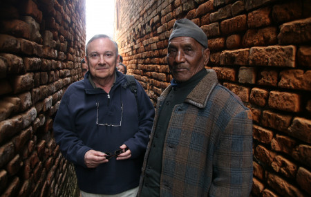केही वर्षअघि पनौती अध्ययन क्रममा स्थानीय अनन्त मधिकर्मीसँग लेखक जेरार्ड तोफाँ। मधिकर्मीको अहिले निधन भइसकेको छ। तस्बिर स्रोत: लेखक